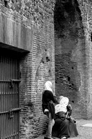 Women, Colosseum Rome Italy 2014-0328